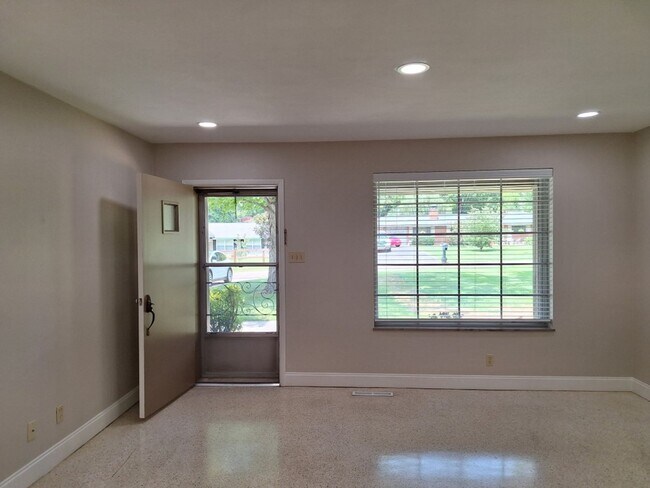 Building Photo - 6826 Dorchester Dr NW