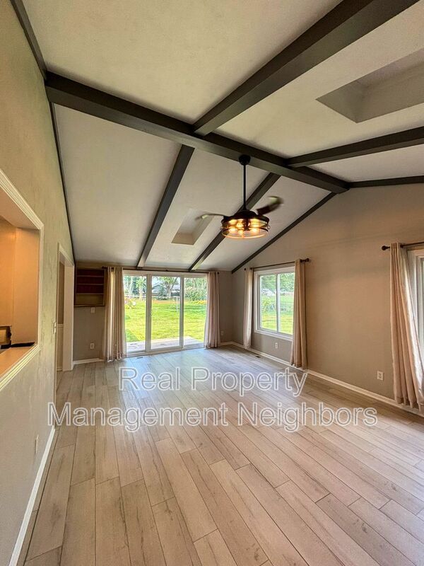 Building Photo - 10335 Holiday Dr