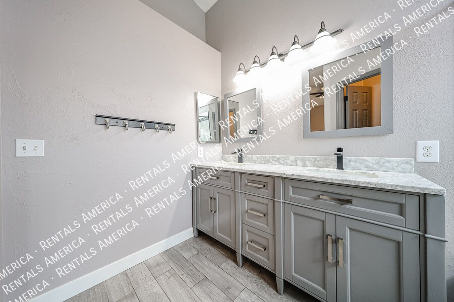 Building Photo - 133 W Muriel Dr