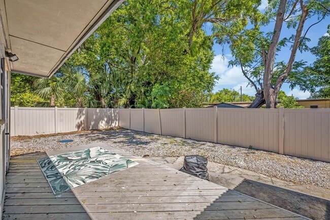 Building Photo - 525 S Crystal Lake Dr