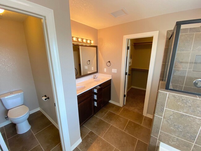 Building Photo - East El Paso LARGE 4 bed Refrig A/C!