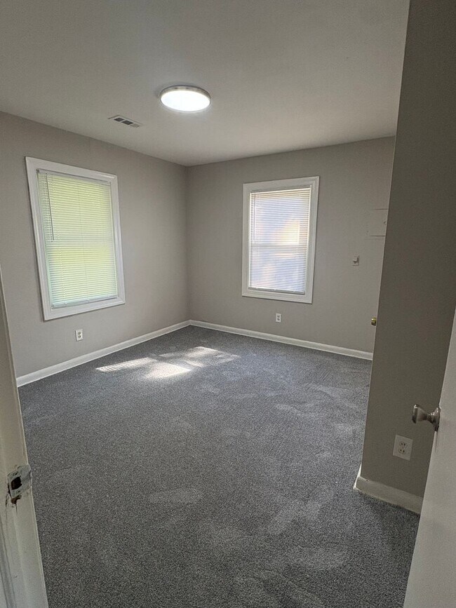 Building Photo - Spacious 2bedroom House  ($500.00 0ff The first full months rent )