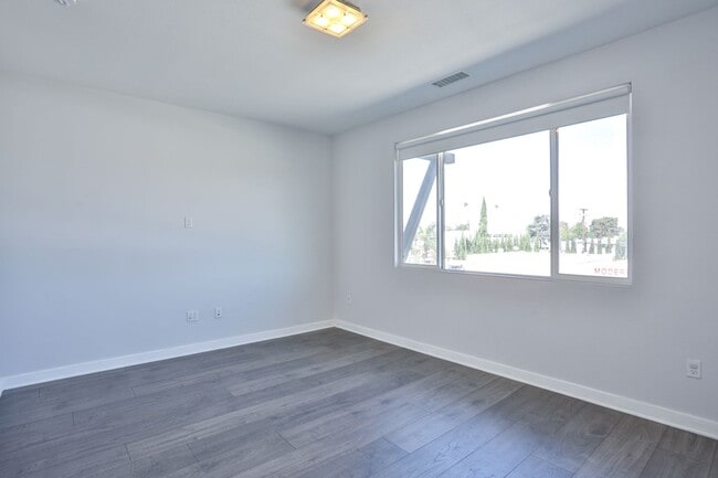 Building Photo - 3 bedroom 2.5 bath in Gated Community