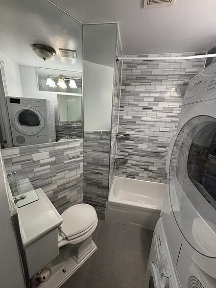 Building Photo - 410 E 13th St