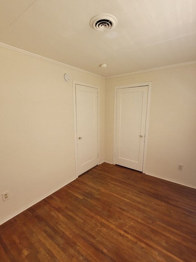 Building Photo - 2 Bedroom Home with large yard