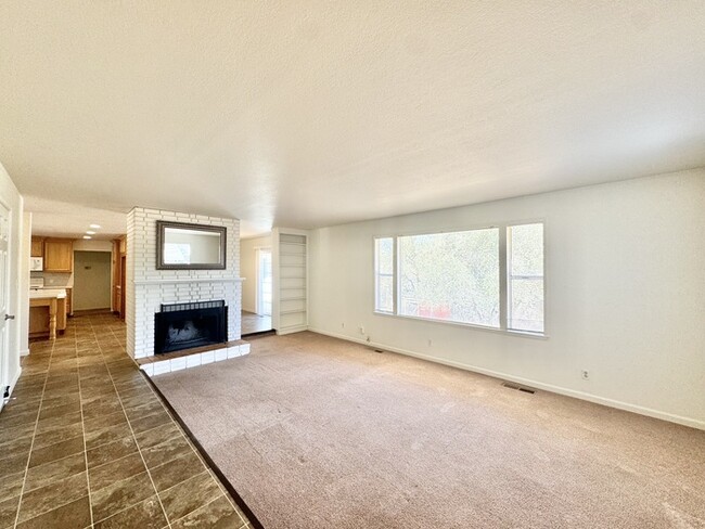 Building Photo - Quiet 3/2 with bonus room in El Dorado Hil...