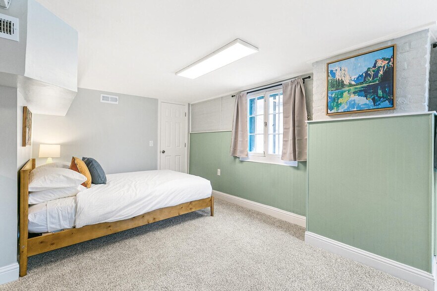 Building Photo - 2619 E 12th Ave