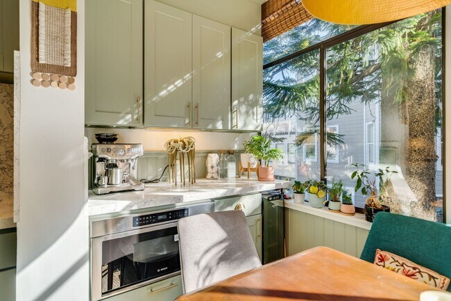 Building Photo - Cole Valley/Ashbury Heights: Remodeled Fla...