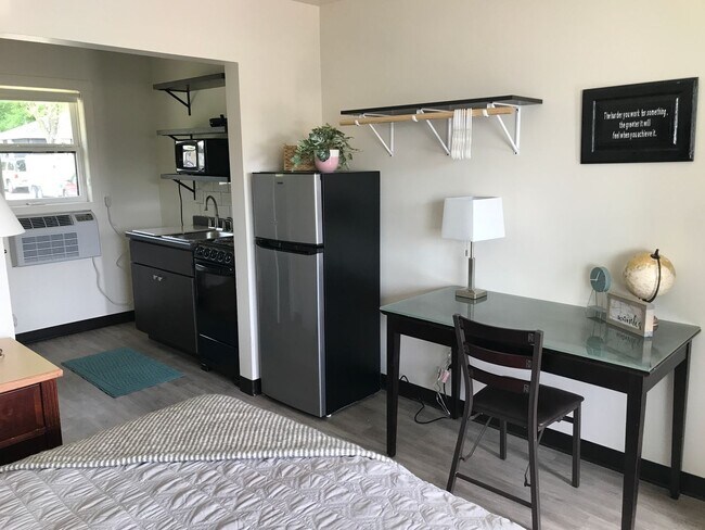 Building Photo - Furnished Studio