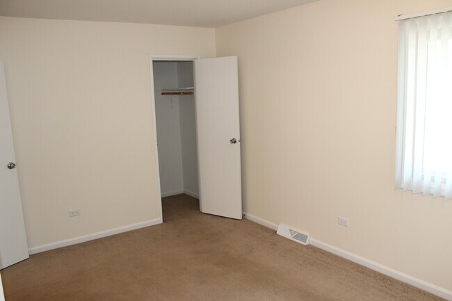 Building Photo - 10S432 Echo Ln