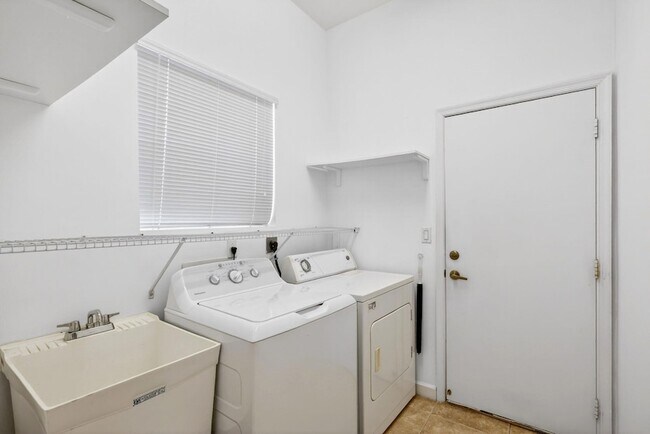 Building Photo - 6532 SE Broadmoor Ln