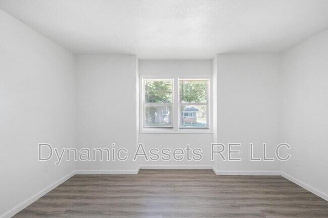 Building Photo - 208 E Park St