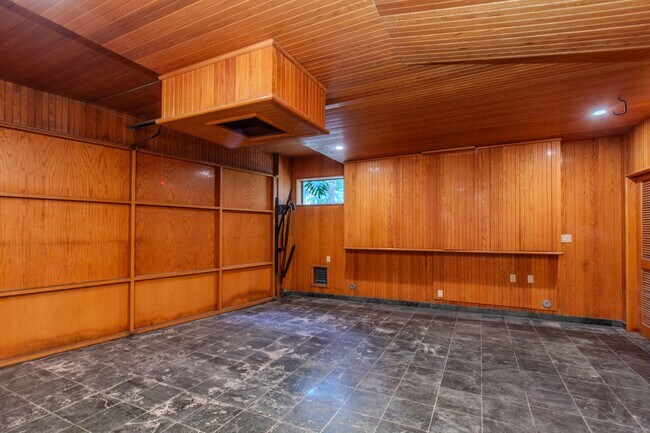 Building Photo - Extraordinary 5-Bed / 5-Bath Oceanfront Property in La Jolla!