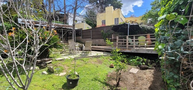 Building Photo - Glendale Awaits You