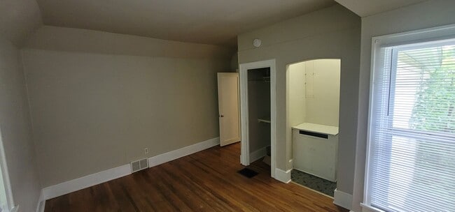 Building Photo - 4 bed 2 bath