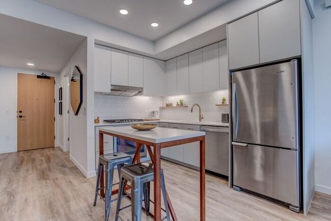 Building Photo - Luxury One Bedroom on Division near Salt &...