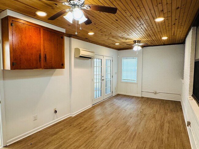 Building Photo - 4-Bedroom just perfect for your family