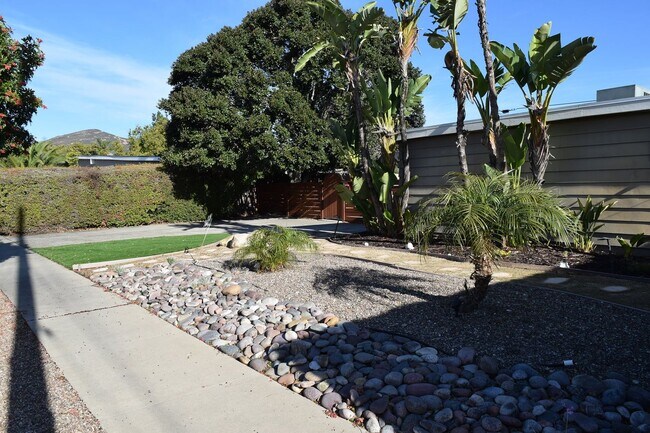 Building Photo - 3BR 2BA San Carlos Home - Vinyl Flooring, ...