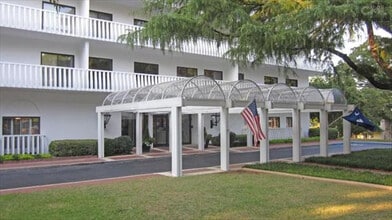 Building Photo - Luxury Living at its Finest!