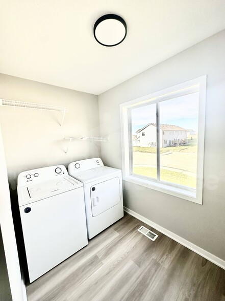 Building Photo - 7000 Lake Hill Dr