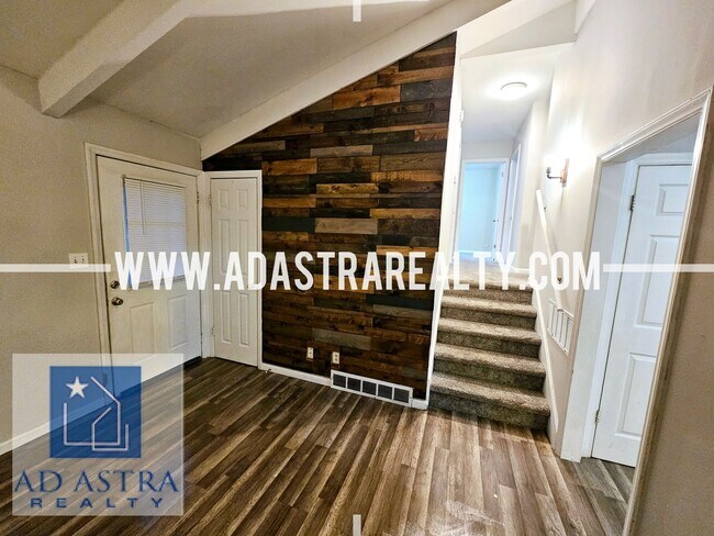 Building Photo - Open 3 Bed 2 Bath Home KCMO!!-Available NOW!!