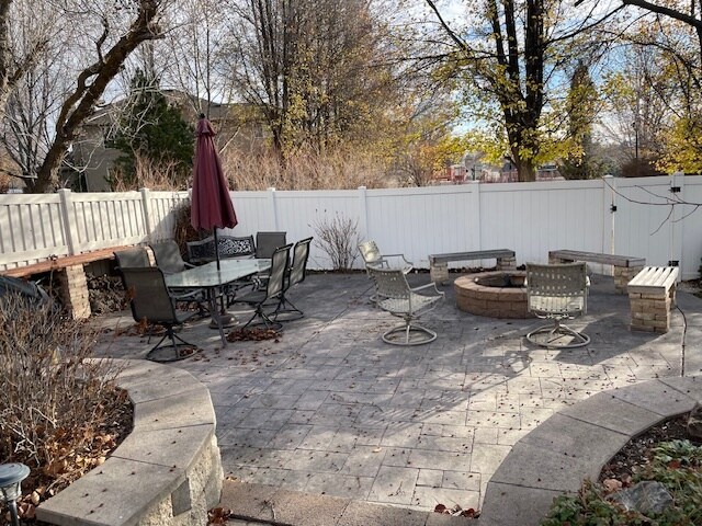 BBQ/Fire Pit Patio - 3911 W Monson Pl