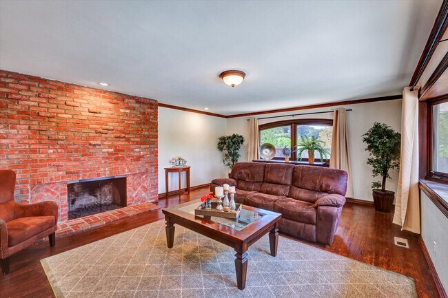 Building Photo - 5-Bedroom Home in Desirable Friendly Hills...