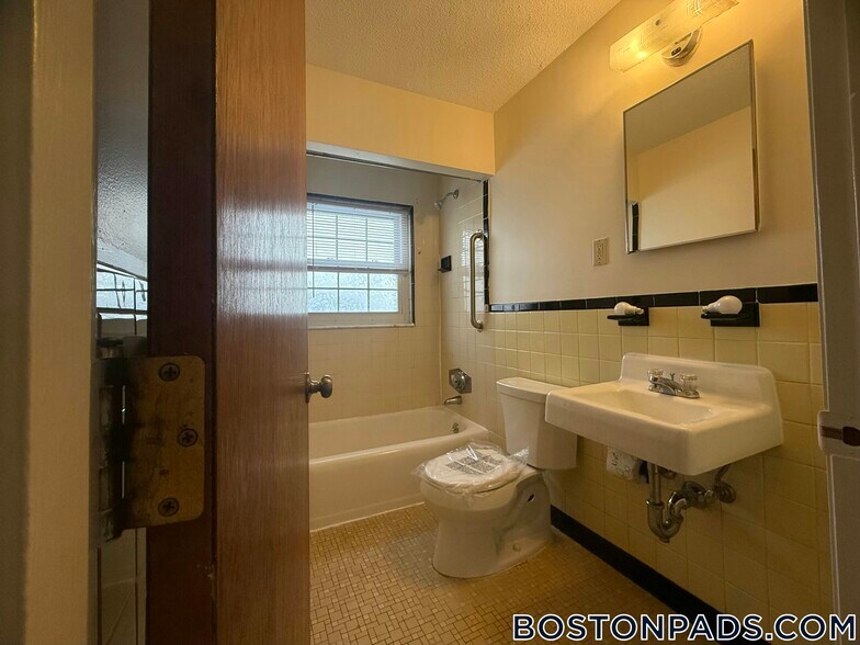 Building Photo - 11 Brattle St