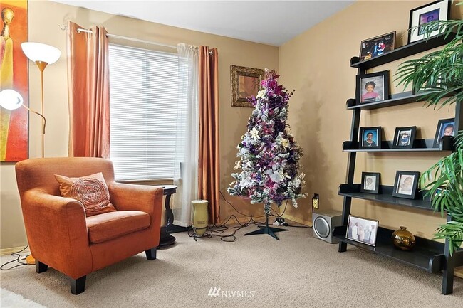Building Photo - 3bed/2.5 bath home available NOW! Pet frie...