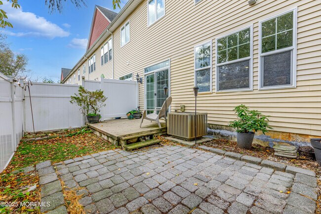 Building Photo - 100 Pine St