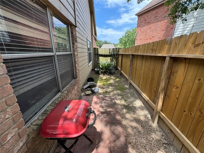 Building Photo - 1511 Ridgebriar Dr