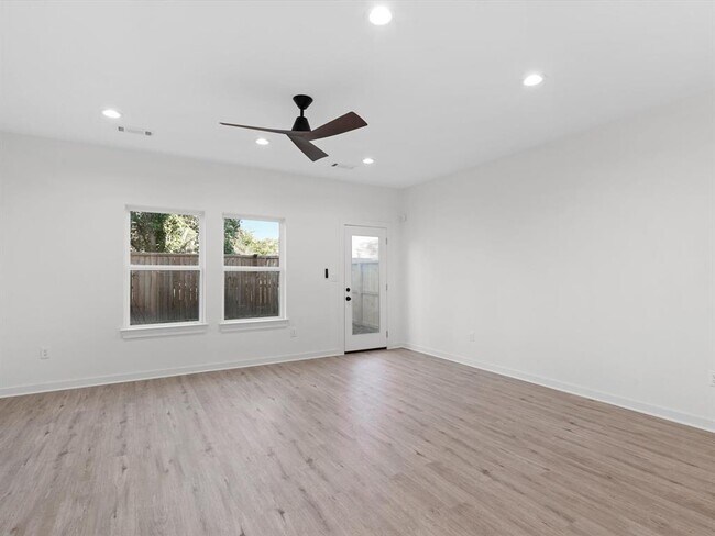 Building Photo - 5704 Elysian St
