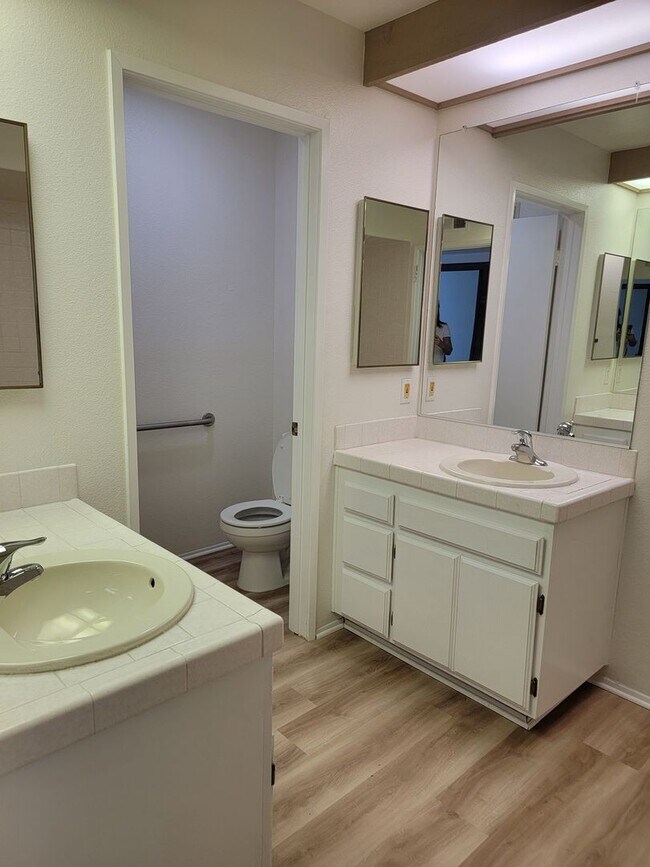 Building Photo - 2 BR / 2 BA Condo with Spectacular Views Near Patrick Henry High School