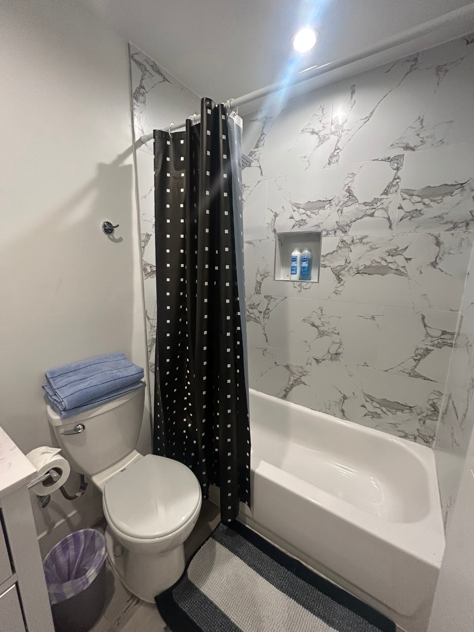 Full Bathroom -Tub Shower - 8549 Elizalde Ave