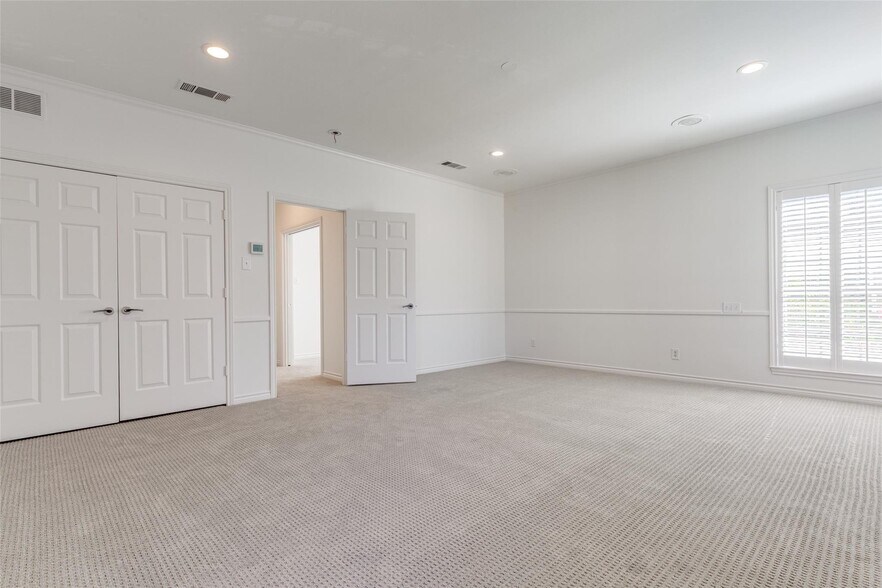 Building Photo - 3201 Saint Johns Dr
