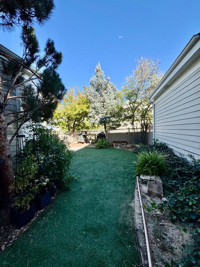 Building Photo - 1011 S Valentia St