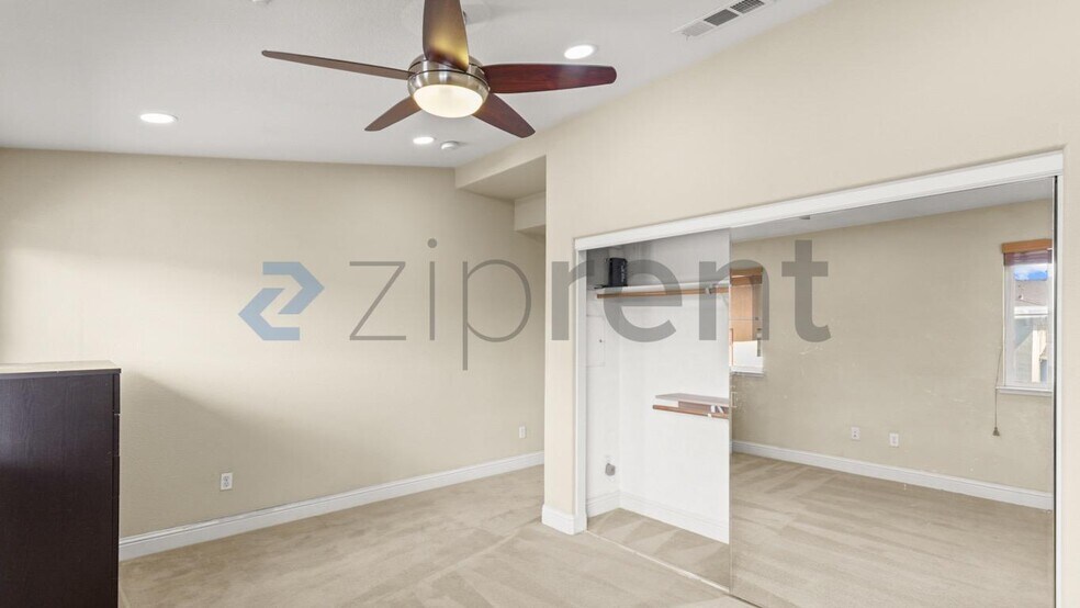 Building Photo - Unit