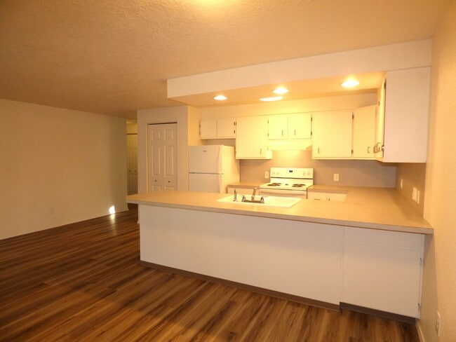Building Photo - Rent Special: 1/2 Off March's Rent - Ground Level 2 Bed 1 Bath W/ Air Conditioning