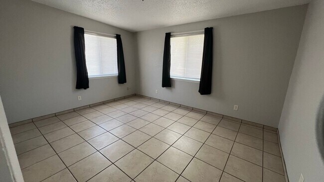 Building Photo - Beautiful home with 2 kitchens and 3 bedrooms and 2 bathrooms