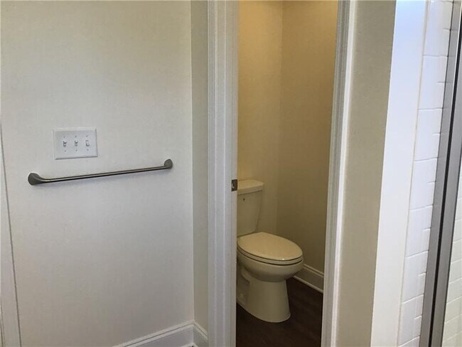 Building Photo - 174 Lindridge Dr NE