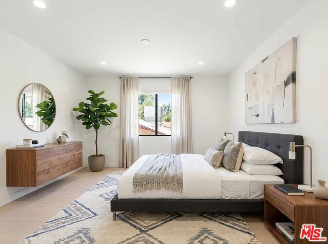 Building Photo - 4933 Collett Ave