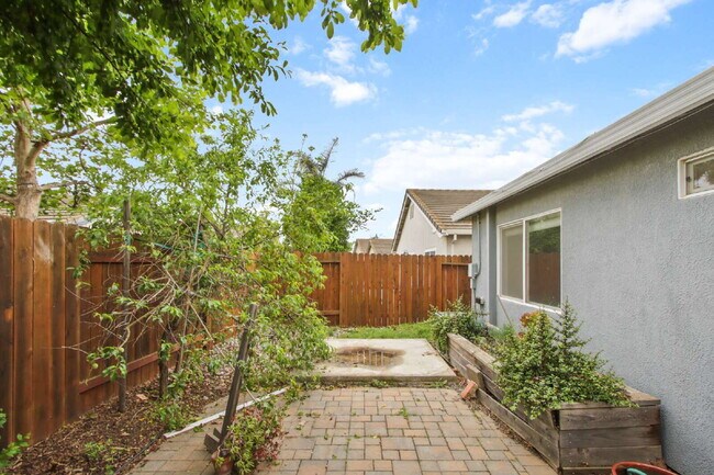 Building Photo - Updated Wildhorse Home | 2 Bed, 2 Bath | Corner Lot | Pets OK | W/D + Landscaping Included