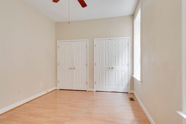 Building Photo - 2627 W Cary St