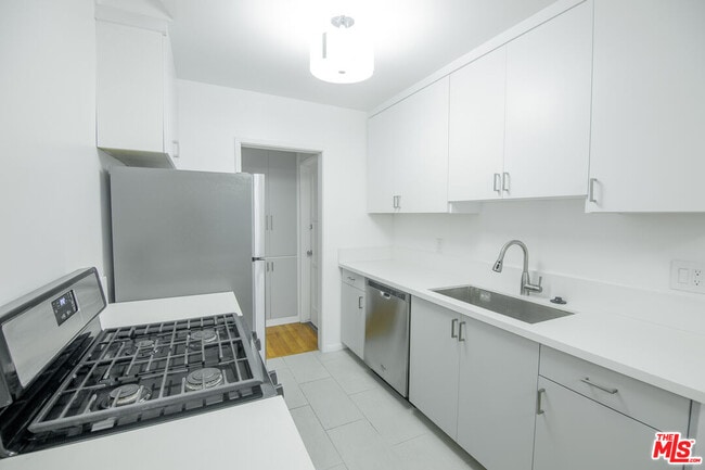 Building Photo - 8563 Holloway Dr