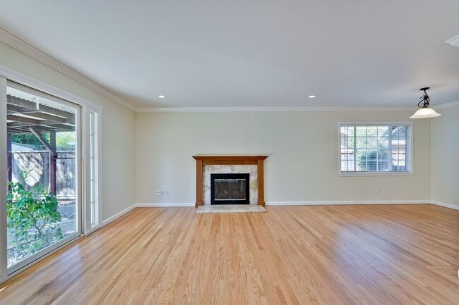 Building Photo - Charming & Refreshed Well-Maintained 4 Bed...