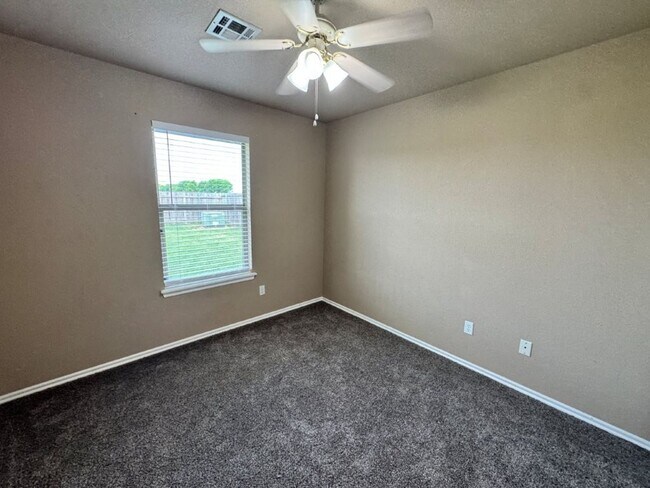 Building Photo - Brand new updates , spacious and a true 4 bedroom home in a gated community in Newcastle! Call us...