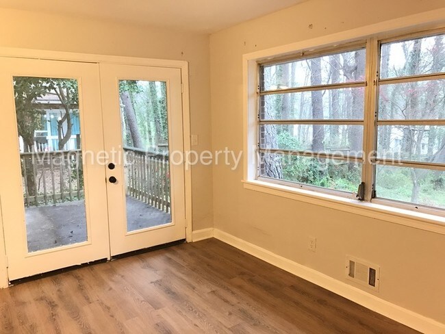 Building Photo - Great Brick Home with a Private Back Deck!