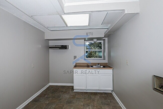 Building Photo - 5425 Skyview Dr SW