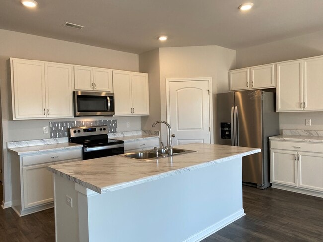 Building Photo - Four years old newer Four Bedroom in Meridianville