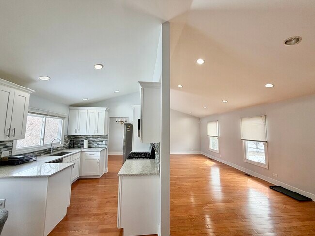 Building Photo - 213 Vintage Ln